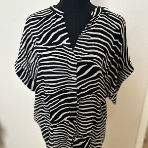 H & M Women Zebra Print Shift dress Cap Sleeve V Neck Black White Size 12. New